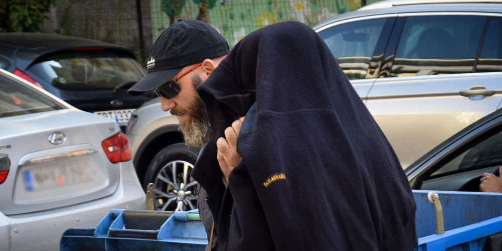«Κουκουλωμένος» εμφανίστηκε ο «φακελάκιας» καθηγητής των ΤΕΙ Σερρών στα δικαστήρια (εικόνες)